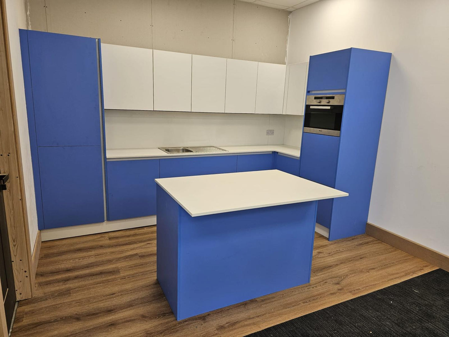 Blue & White Handleless Kitchen